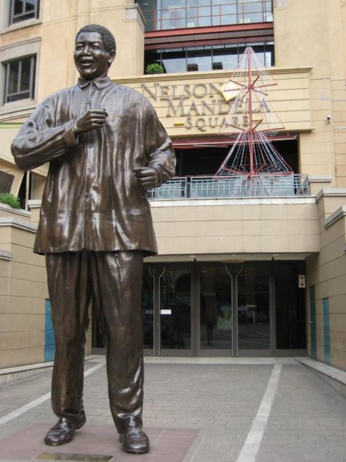 Statue of Nelson Mandela, a tour attraction in Sandton iNingizimu Afrika